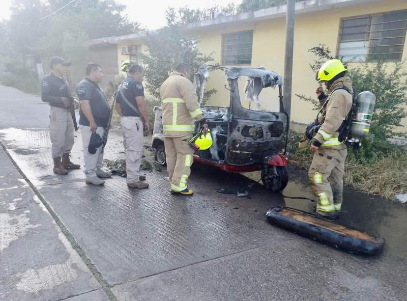 Se incendia mototaxi en Juchitán