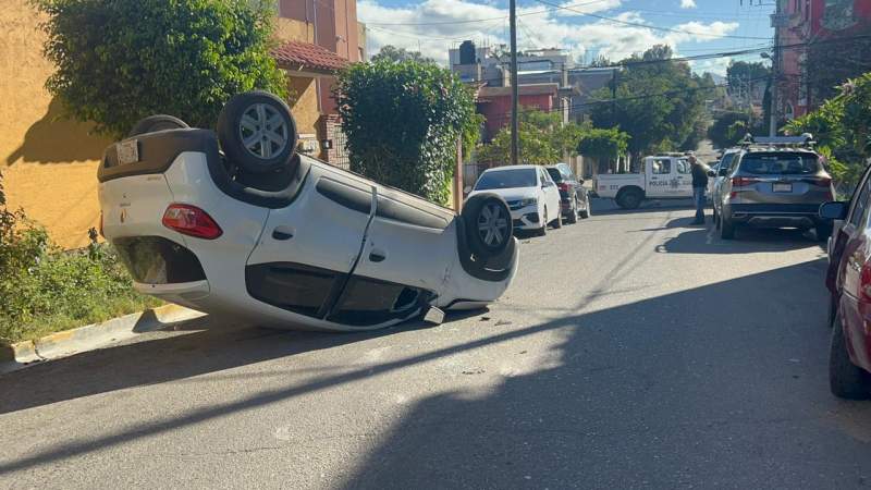Se registra volcadura en la Colonia Reforma