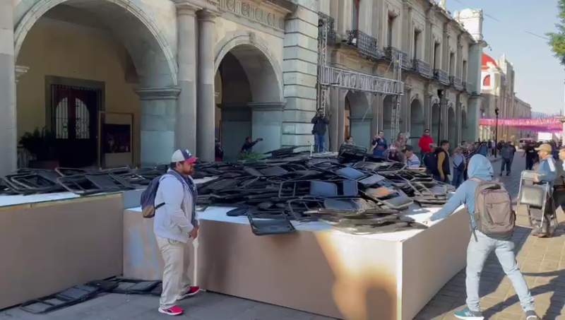 Sección 22 inicia jornada de protesta en el zócalo de Oaxaca, retiran sillas y vallas en punto del informe del gobernador