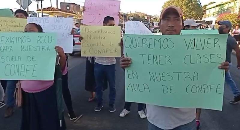 Sección 22 se apropia de las instalaciones de la CONAFE en Tehuantepec; padres de familia se movilizan