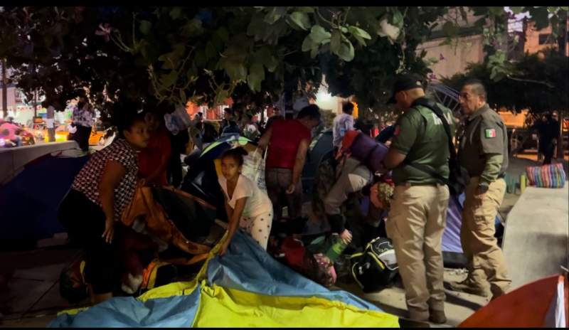 Retiran migrantes del Parque Húzares en la Ciudad de Oaxaca.