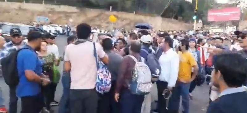 Sección 22 de la CNTE agrede a la prensa en Oaxaca durante informe del gobernador