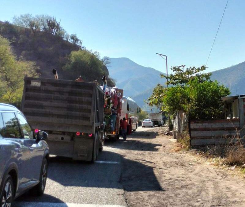Por accidente, cierran paso a la altura de Totolapam en los Valles Centrales