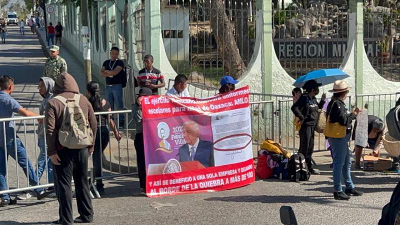 Ahora no fueron porras, sino protestas en la mañanera de AMLO