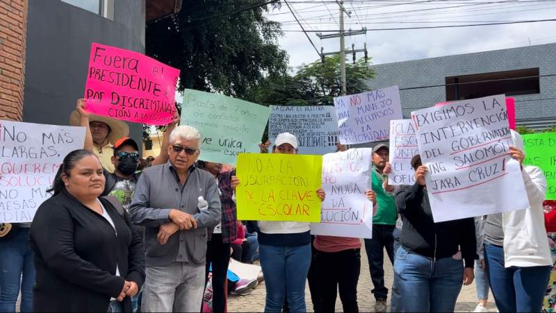 Sección 59 y padres de familia denuncian usurpación de claves por parte de la Sección 22 en escuela de Etla