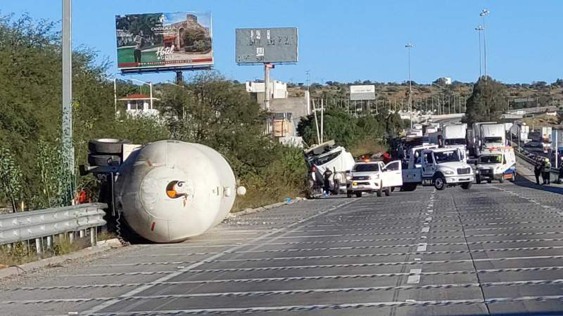 Volcadura de pipa colapsa la México-Querétaro con 53 km de autos varados