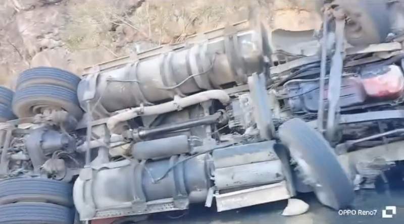 A la altura de San Carlos Yaitepec, se registró fuerte accidente entre un trailer y un carro particular