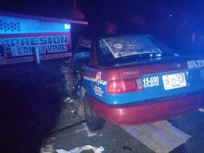 Accidente entre un taxi y un carro particular deja un muerto y cuatro heridos en Tlacolula