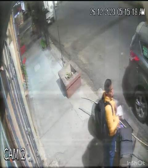 Cámara de seguridad capta a presunto ladrón intentando ingresar a un domicilio en la capital