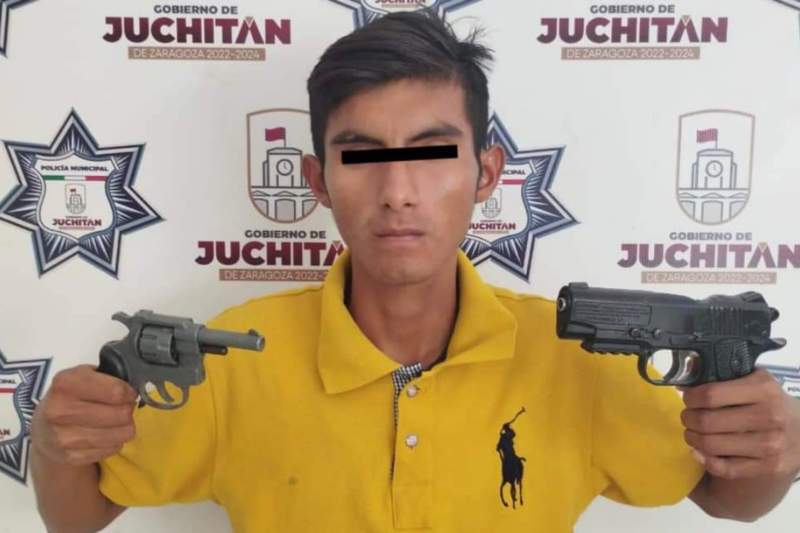 Detienen a sujeto por portación de armas de fuego (réplicas) en Juchitán