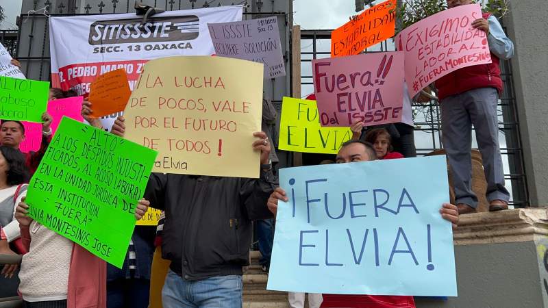 Se manifiestan trabajadores del ISSSTE en Oaxaca, por despido de tres de sus compañeros