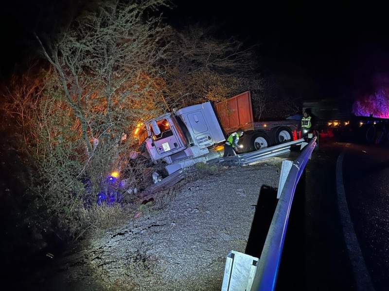 Se sale trailer de la carretera Istmo – Oaxaca
