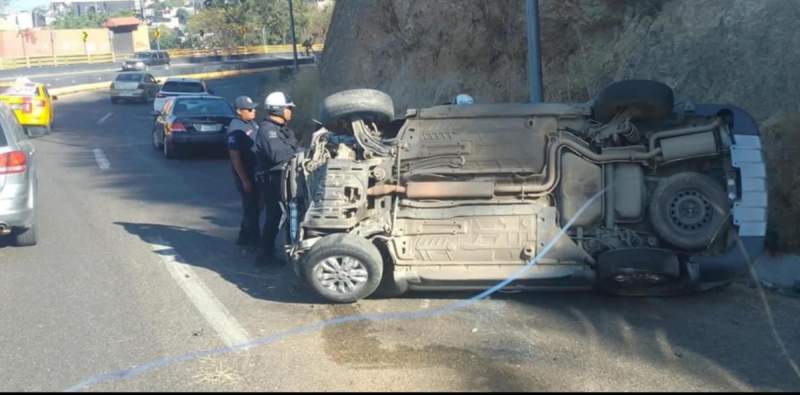Solo daños materiales deja volcadura de un vehículo en el Cerro del Fortín