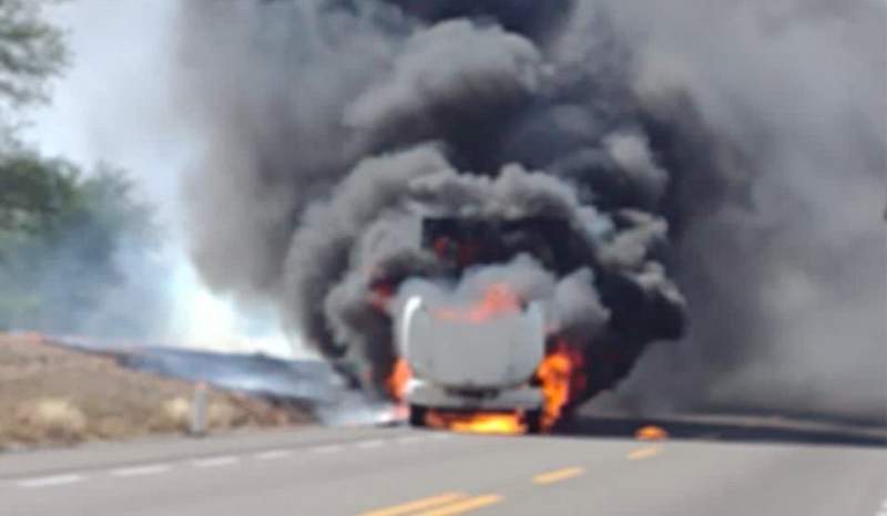 Se incendia pipa en carretera del Istmo