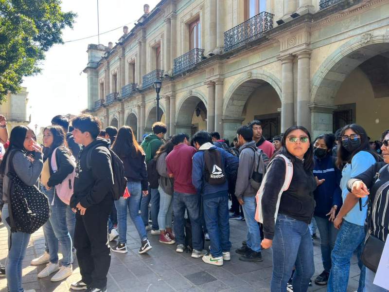 Catedráticos de la Prepa 7 se concentran afuera del Palacio de Gobierno