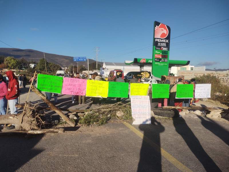 Con bloqueo, pobladores de la Villa de Tamazulapam exigen entrega de recurso