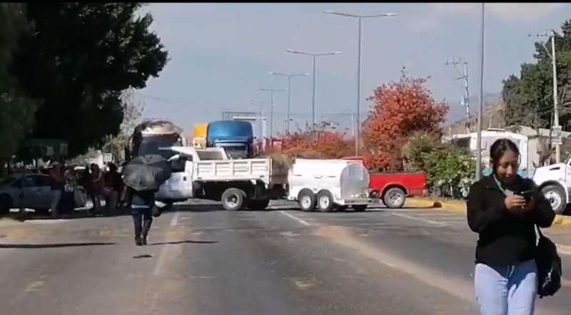 Continúa bloqueo en Santa María Coyotepec y protesta en el cuartel de la SSP