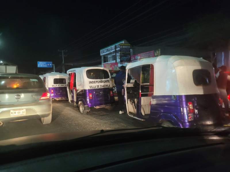 Denuncian riña entre mototaxistas y taxistas en el crucero del Hospital de la Niñez