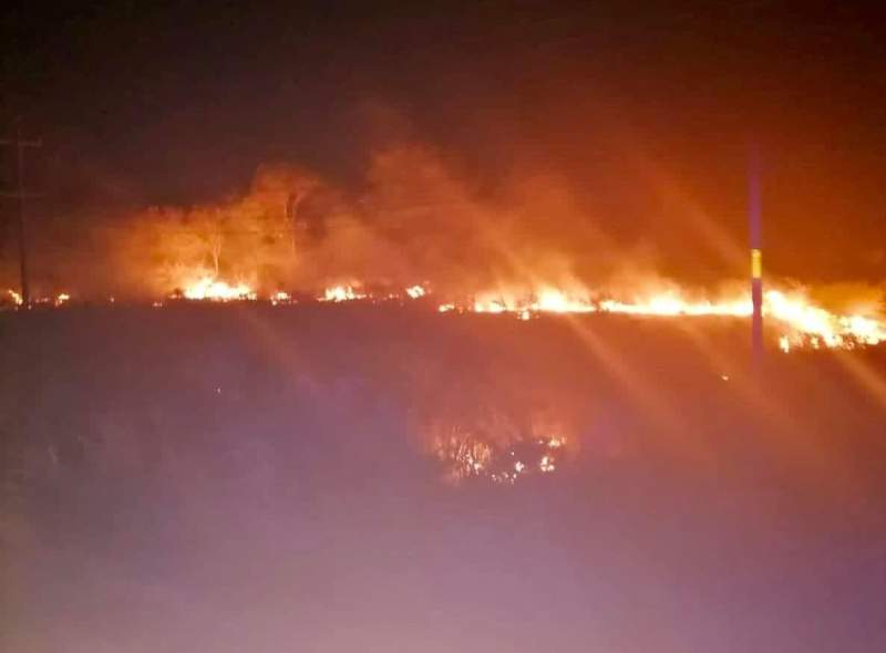 Durante la madrugada, se registró fuerte incendio a un costado de la carretera Juchitán – La Ventosa