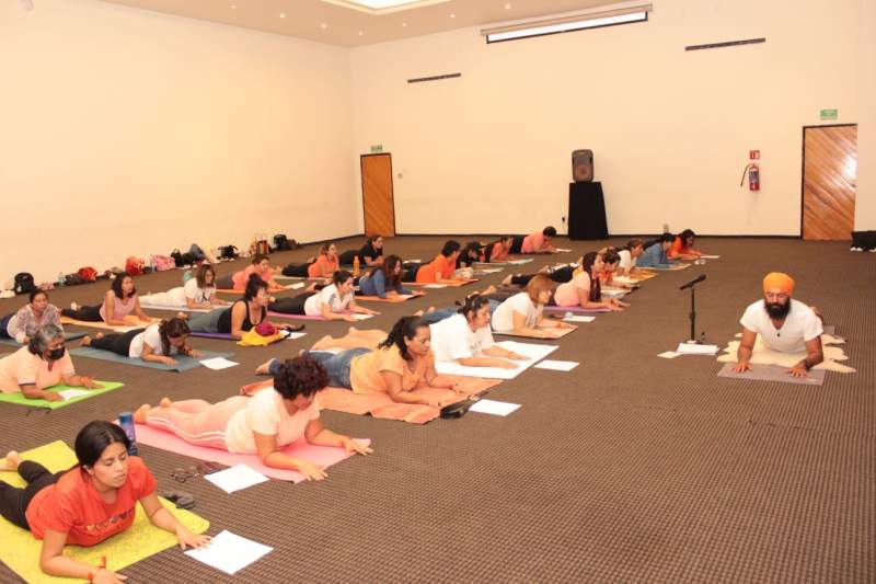 El Instituto Estatal de Educación Pública de Oaxaca celebra el Día Naranja para actuar, generar conciencia y prevenir la violencia contra mujeres y niñas, con una «Clase Magistral de Yoga».