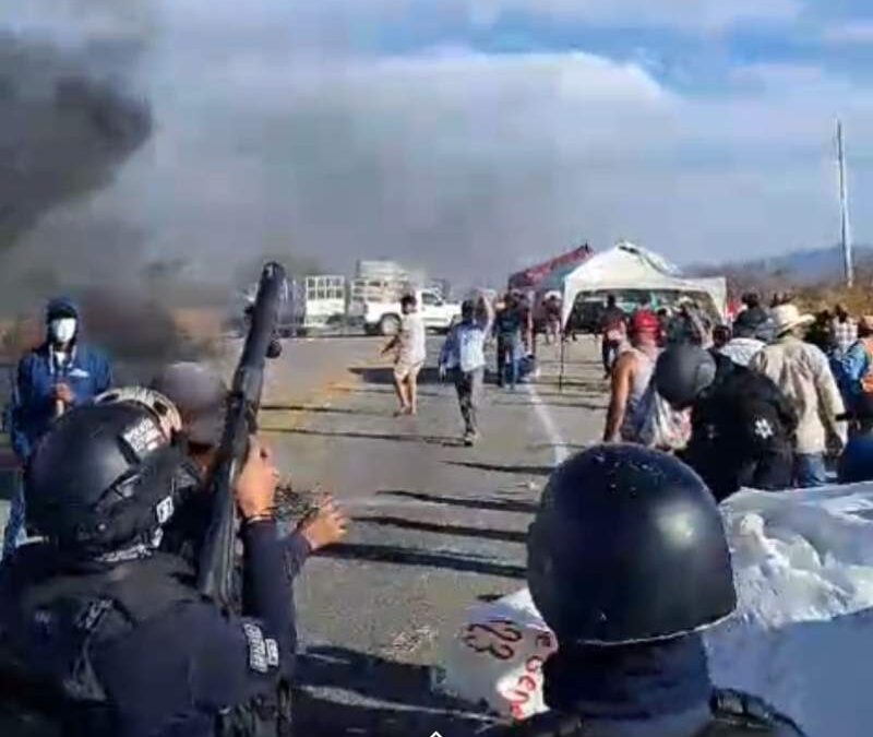 Elementos de la Policía Estatal desalojan a manifestantes de Reforma de Pineda en Carretera del Istmo