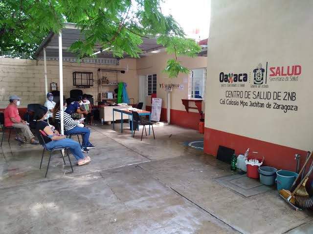 En centros de salud de Oaxaca, no hay dosis de vacuna COVID; desmienten a titular de los SSO