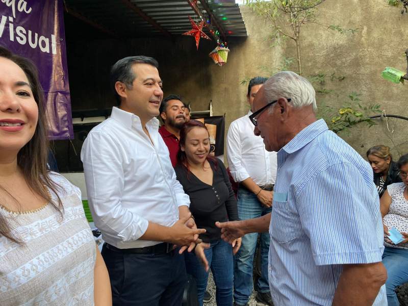 Entregan Silva Romo, Brigada Violeta y Fundación Selecto 49 pares de lentes en la colonia Ampliación Dolores