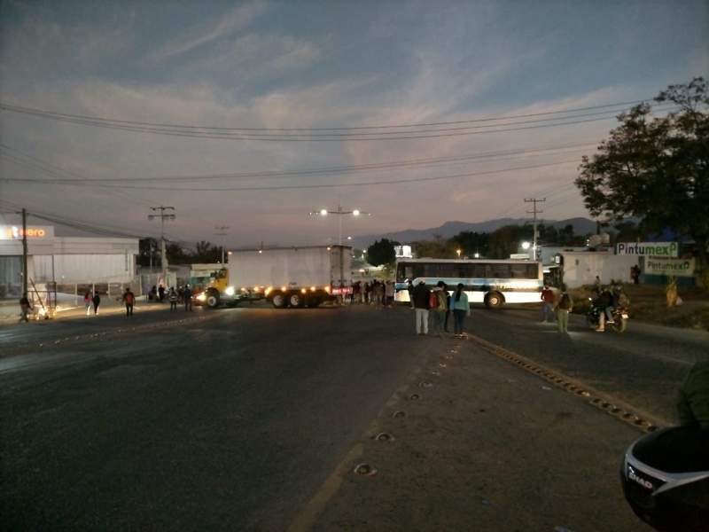 Se activa otro bloqueo sobre la carretera 175 a la altura de la Y en Zaachila