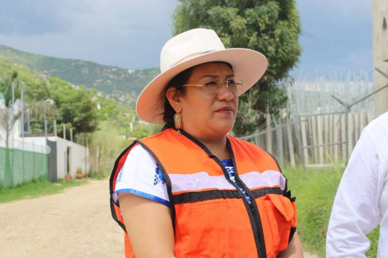 Se realiza la renivelación y corrección del campo de fútbol de la unidad deportiva de San Jacinto Amilpas.