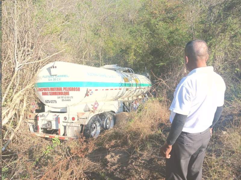 Se sale pipa de la carretera Huatulco – Salina Cruz