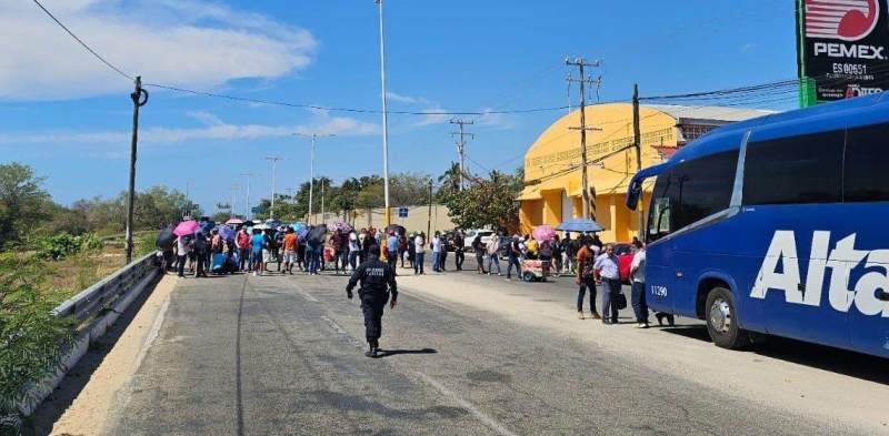 Sección 22 de la CNTE cierra a la altura del Aeropuerto en Puerto Escondido