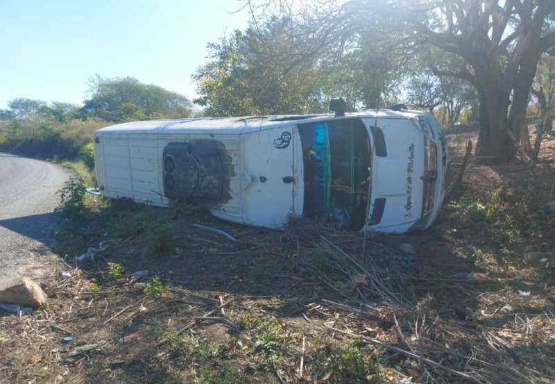 Vuelca urban en la carretera federal 200 en Pochutla