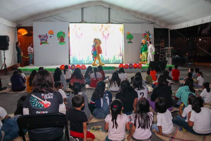 Alegría y aprendizaje reciben niñas, niños y adolescentes con la lectura La liebre y la tortuga