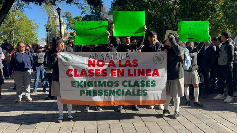 Alumnos del CECYTE protestan frente a Palacio de Gobierno