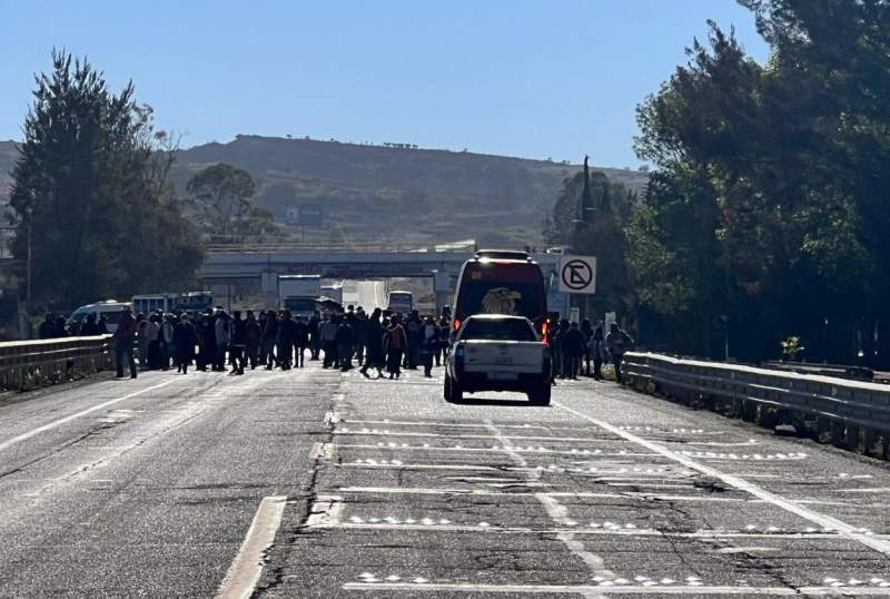 Bloquea FNIC sobre la autopista Oaxaca – Cuacnopala