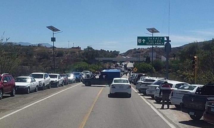 Bloqueos de la Sección 22 de la CNTE; afectan a empresas en Oaxaca