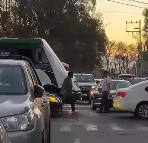 Chofer de urbano se confronta con automovilista en la capital de Oaxaca