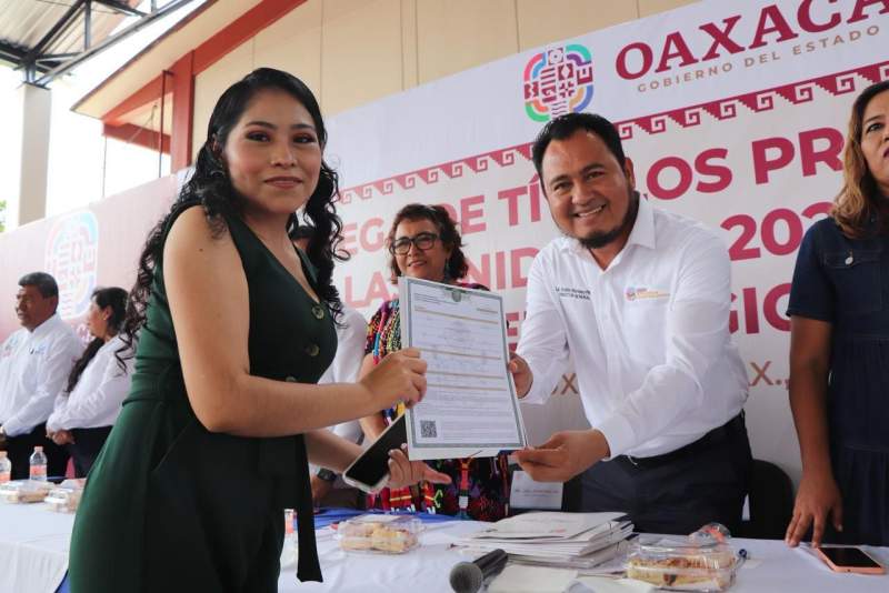 Continúa IEEPO con entrega de títulos profesionales a egresados de Escuelas Normales de Oaxaca