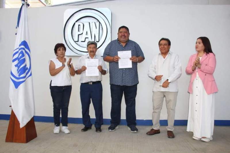 Fredy Gil se registró como aspirante a candidato por el PAN