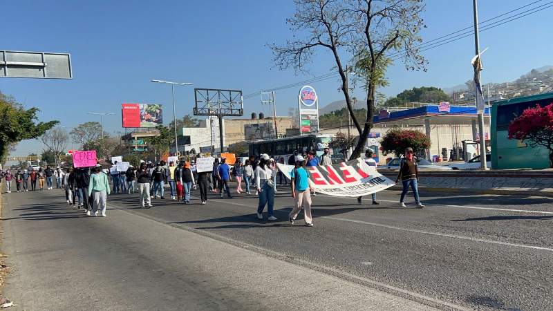 Marchan normalistas en la capital, para exigir atención a sus demandas