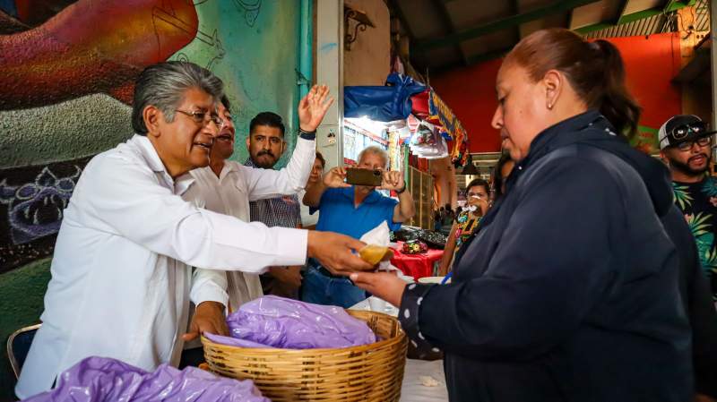 Martínez Neri celebra con vendedores del Mercado 20 de Noviembre el Día de la Candelaria