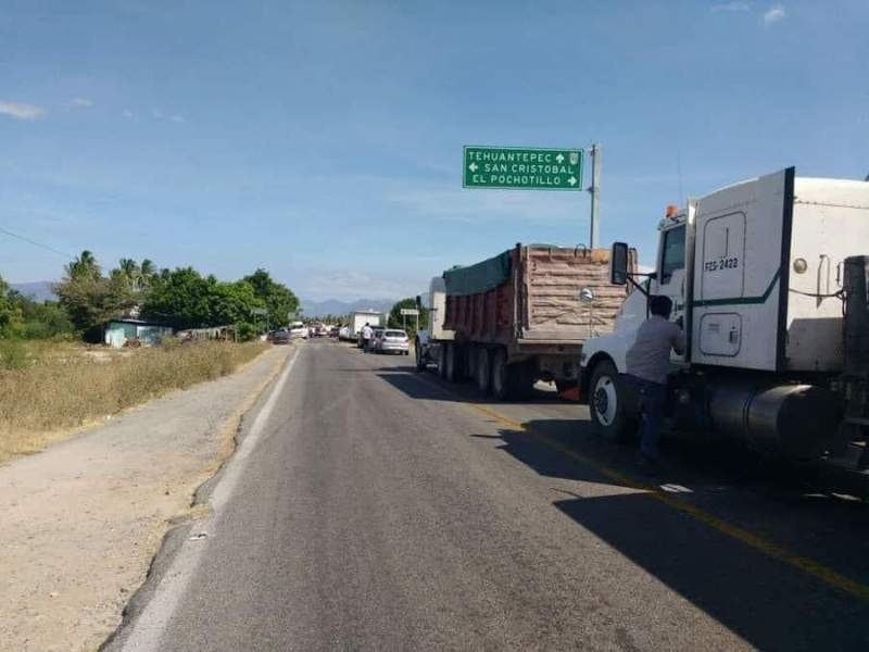 Migrantes bloquearon por unos minutos paso en el Istmo y agreden a automovilistas