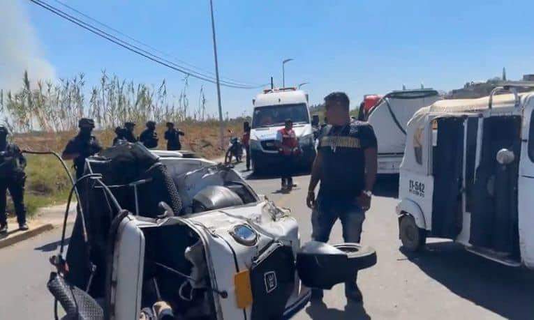 Pipa choca a un mototaxi sobre Riberas del Río Atoyac en Xoxocotlán