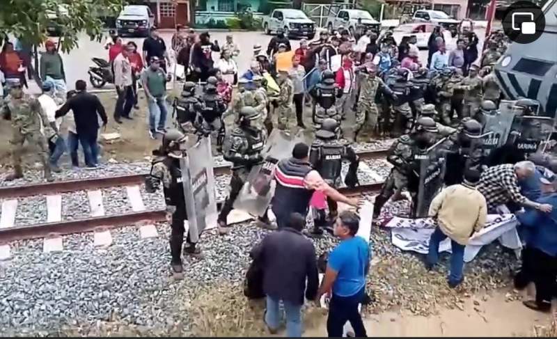 Libera la Marina vías de tren en Matías Romero; hay dos detenidos