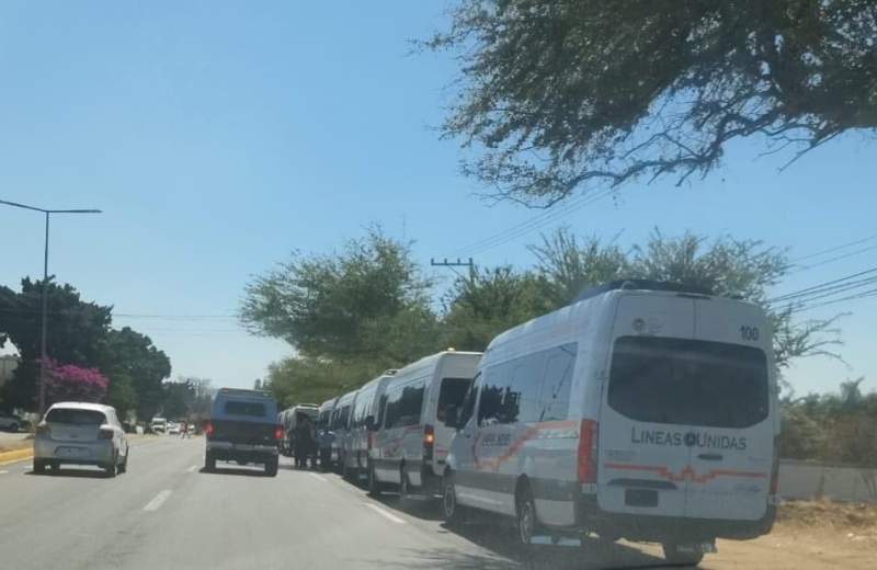 Sigue la disputa de transportistas por operar en la autopista Oaxaca – Costa