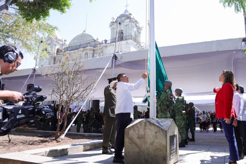 Celebra Gobierno de Oaxaca Día de la Bandera Nacional, estandarte ético de la Cuarta Transformación