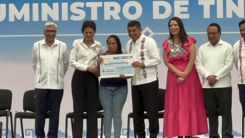 Entrega Salomón Jara tinacos como parte del programa “Agua Para Todos”