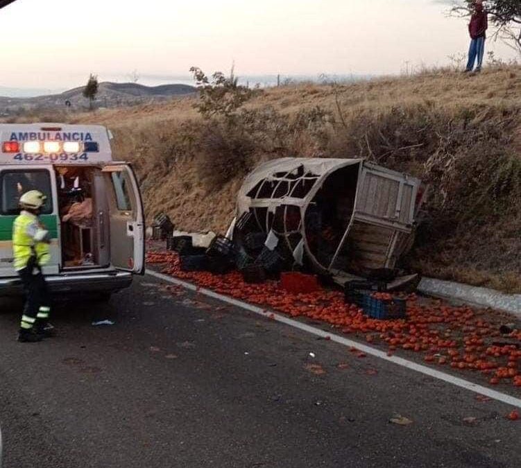 Al menos seis personas lesionadas deja accidente entre un auto particular y unidad que transportaba tomates