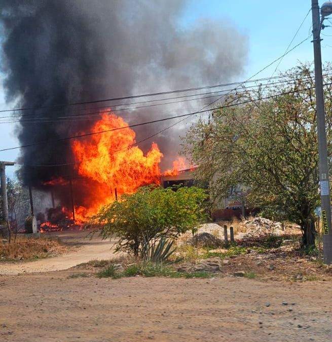 #Almomento Se reporta un fuerte incendio en una mezcalería en Lachigolo