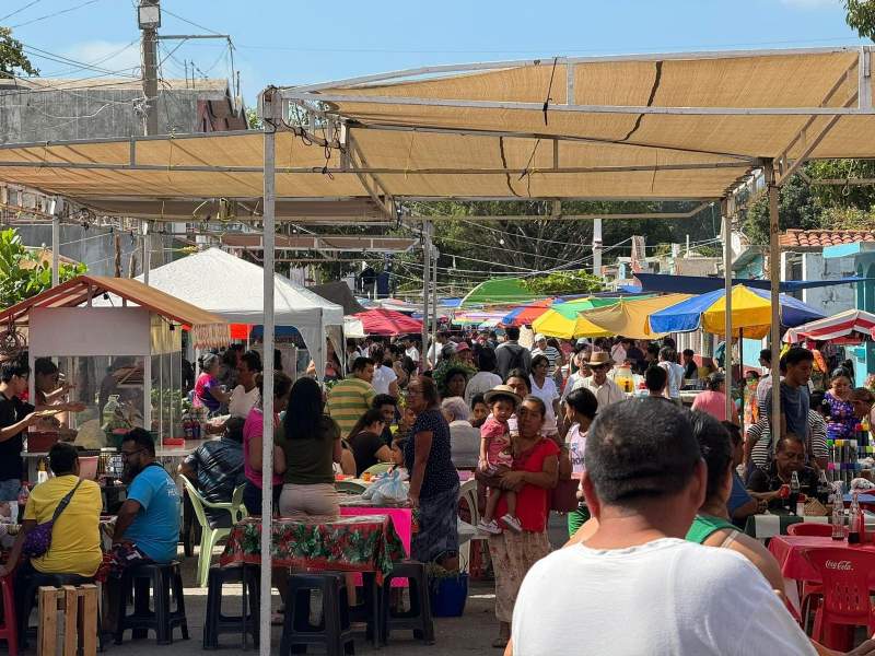 #Almomento Vecinos de la Octava Sección Cheguigo en Juchitán de Zaragoza están listos para celebrar a sus muertos este Miércoles Santos.